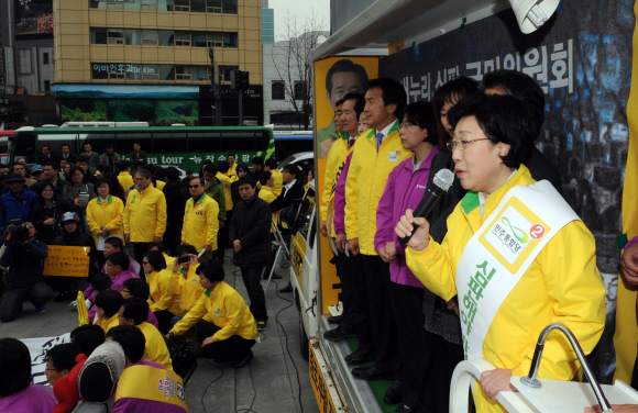 민주통합당 한명숙 대표가 29일 오전 서울 광화문광장에서 열린 민주통합당·통합진보당 공동 유세에서 야권 후보를 지지해줄 것을 호소하고 있다.  도준석기자 pado@seoul.co.kr 