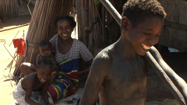 마다가스카르 소년 조나의 하루는 고된 일과의 연속이다. 하지만 조나는 씩씩하게 자신의 몫을 해내며 운전사가 돼 자연을 누비고픈 꿈을 키우고 있다. EBS 제공