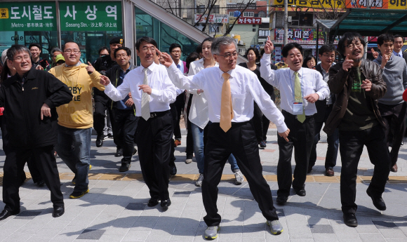 춤도 추고   부산 사상에 출마한 민주통합당 문재인(가운데) 후보와 선거운동원들이 4·11 총선 선거운동 시작 첫날인 29일 사상 지하철역 인근에서 출정 플래시몹을 선보이고 있다.   부산 뉴스1 