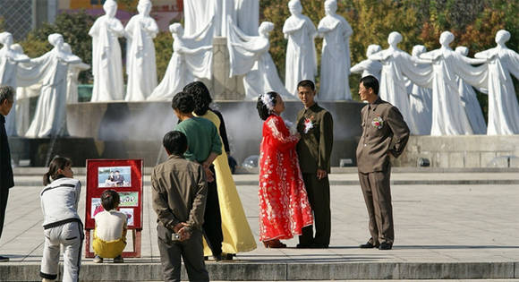 북한의 신혼부부. 사진 출처 뉴포커스 홈페이지