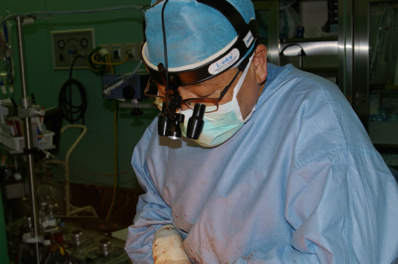흔히 ‘카바수술’로 불리는 종합적 대동맥 근부 및 판막성형술에 대한 관심이 늘고 있다. 카바를 배우려는 해외 의사들의 연수 행렬이 이어지는 가운데 최근에는 보수적인 일본 의료계에서도 부쩍 관심을 쏟고 있다. 사진은 심장수술을 진행 중인 최종범 교수.