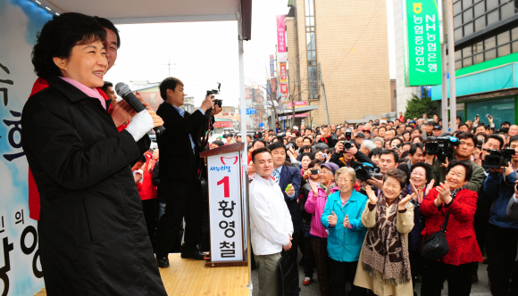 박근혜 새누리당 선대위원장이 2일 강원 홍천군 홍천읍 농협 군지부 앞 꽃뫼공원에서 유권자들에게 황영철 후보를 지지하는 유세를 하고 있다.  정연호기자 tpgod@seoul.co.kr 