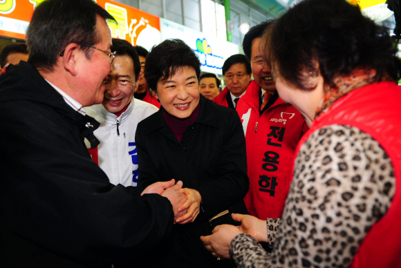 새누리당 박근혜(가운데) 중앙선거대책위원장이 3일 오전 충남 천안시 서북구 성정동 전통시장을 방문해 전용학, 김호연 후보 등의 지지를 호소하며 시민들과 악수를 하고 있다.  정연호기자 tpgod@seoul.co.kr