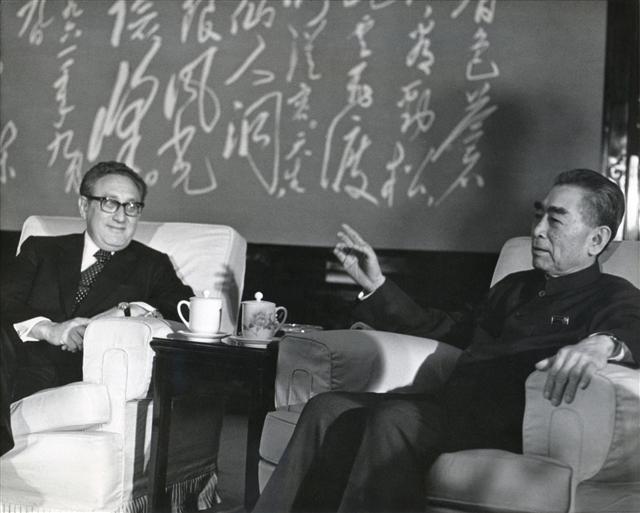 1970년대부터 미국과 중국은 관계개선에 들어갔다. 저우언라이(오른쪽)와 키신저가 회담하고 있다.  민음사 제공