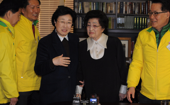 3일 오후 서울 마포구 동교동 김대중도서관에서 이희호(오른쪽 두번째) 여사가 민주통합당의 한명숙(오른쪽 세번째) 대표, 박지원 최고위원(맨 오른쪽) 등과 이야기를 나누고 있다.  국회사진기자단