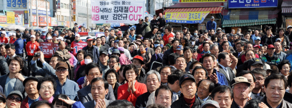 4·11 총선이 엿새 앞으로 다가온 가운데 소중한 한 표를 행사하게 될 유권자들이 후보들의 한 유세 현장을 찾아 유세를 경청하고 있다. 김명국기자 daunso@seoul.co.kr