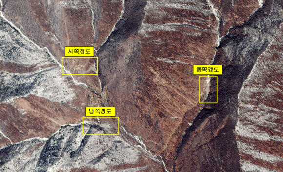 북한이 장거리로켓인 ‘광명성 3호 위성’ 발사로 인해 평북 철산군 동창리에 세계의 이목이 집중된 가운데, 북한은 과거 2차례(2006.10, 2009.5) 核실험을 실시한 바 있는 함북 길주군 풍계리에서 제3차 核실험을 준비하고 있는 것으로 알려졌다. 지난 1일 촬영된 상업위성영상에 따르면 북한은 풍계리 核실험장내 기존 2개의 核실험 갱도 外 새로운 갱도를 굴착하고 있는데 공사가 마무리 단계에 있는 것으로 확인됐다. 특이한 점은 갱도 입구에서 토사더미가 식별되었으며, 이 토사는 타지역에서 반입된 것으로 보이며, 3월부터 그 양이 계속 증가하고 있다고 대북소식통은 전했다. 연합뉴스