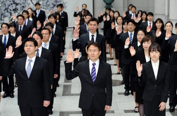 9일 오전 서울 서초동 대법원 청사에서 진행된 로클러크 임명식에서 새로 선임된 100명의 재판연구원들이 선서를 하고 있다.  박지환기자 popocar@seoul.co.kr