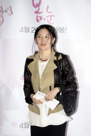 쌍둥이엄마 배우 이영애가 변치않은 미모를 뽐냈다. 이영애는 9일 오후 서울 CGV왕십리에서 열린 영화 ‘봄, 눈’ VIP시사회에 참석해 출산후 처음으로 공식석상에 모습을 드러냈다.