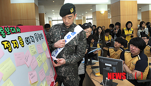 제9대 병무홍보대사 비(정지훈)가 10일 오전 서울지방병무청에서 신병검사를 받으러 온 후배들의 질문을 고르고 있다. 뉴시스