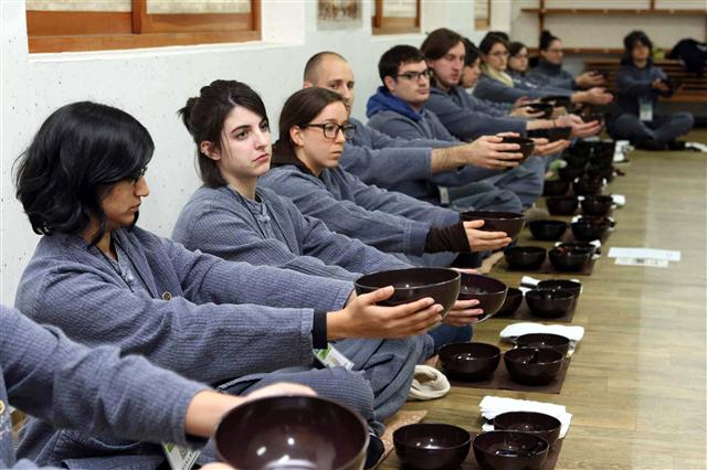 범어사 템플스테이에 참가한 외국인들이 전통사찰 식사법인 발우공양을 체험하고 있다.  서울신문 포토라이브러리