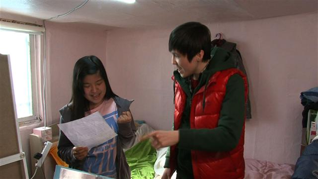 앤드류 넬슨(오른쪽)이 같은 다문화 가정의 15살 아영이에게 노래를 가르쳐 주고 있다. KBS1 제공 