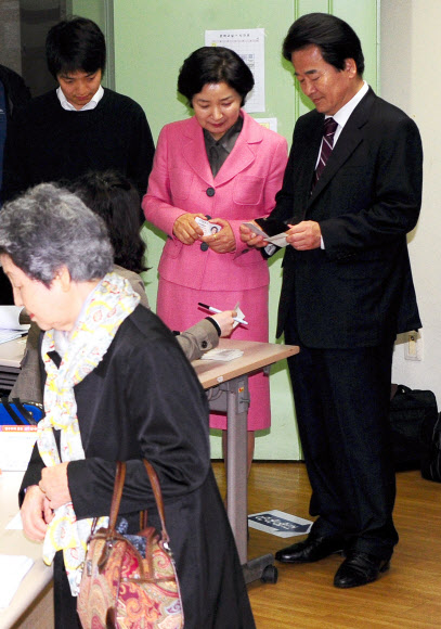 제19대 국회의원 선거일인 11일 오전 정동영 민주통합당 후보가 서울 강남구 대치동 제1투표소에서 투표를 하기 위해 가족과 함께 신분증 확인을 하고 있다.