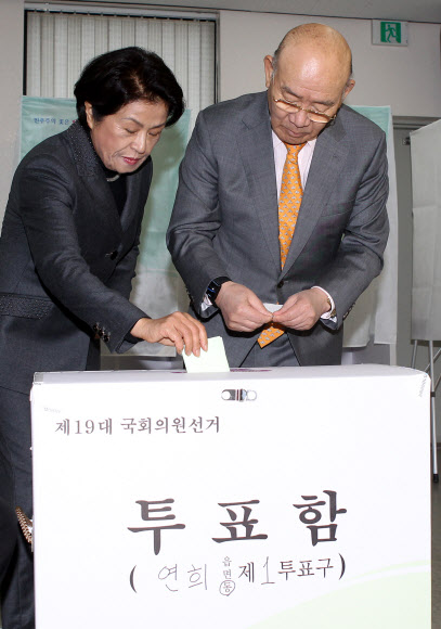 전두환 전대통령 내외가 11일 오전 서울 서대문구 연희 제1투표소에서 투표한 후 기표용지를 투표함에 넣고 있다.