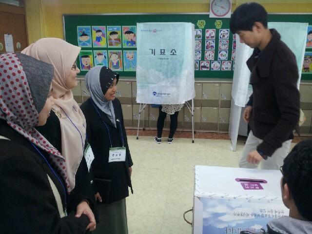 11일 말레이시아 공무원들이 서울 종로구 가회동 재동초등학교 투표소를 방문해 우리나라 투표현장을 체험하고 있다. 중앙공무원교육원 제공