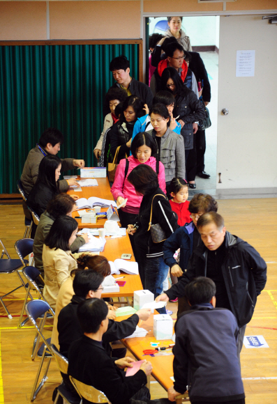 유권자들이 제19대 총선이 실시된 지난 11일 서울 마포구 상암동 상암중학교에 마련된 제4 투표소에서 투표를 하기 위해 줄지어 기다리고 있는 모습.  정연호기자 tpgod@seoul.co.kr