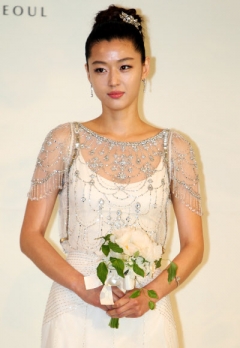 배우 전지현이 13일 오후 서울 중구 장충동 신라호텔에서 결혼식을 올리기에 앞서 기자회견을 하고 있다. <br>연합뉴스