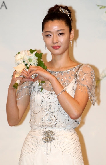 배우 전지현이 13일 오후 서울 중구 장충동 신라호텔에서 결혼식을 올리기에 앞서 기자회견을 하고 있다. <br>연합뉴스