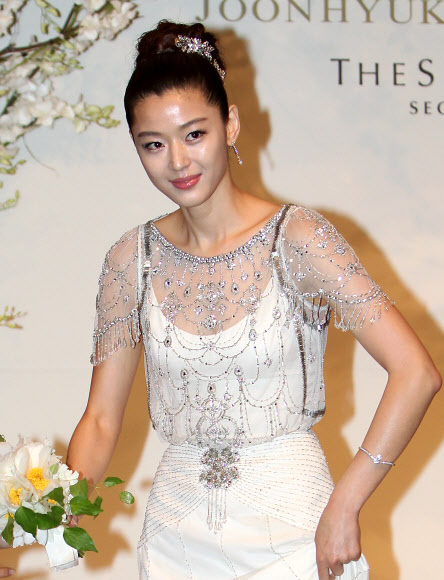 배우 전지현이 13일 오후 서울 중구 장충동 신라호텔에서 결혼식을 올리기에 앞서 기자회견을 하고 있다.  연합뉴스