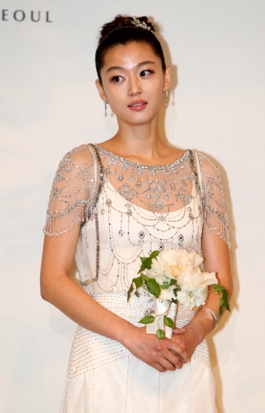 배우 전지현이 13일 오후 서울 중구 장충동 신라호텔에서 결혼식을 올리기에 앞서 기자회견을 하고 있다.<br>연합뉴스