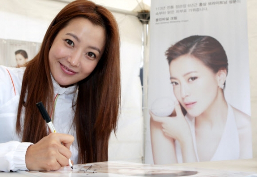 모델 김희선이 15일 오전 서울 송파구 방이동 올림픽공원 평화의 광장에서 한국인삼공사 주최로 열린 ‘제6회 정관장 심나는 건강한 걸음’ 행사에서 팬사인회를 하고 있다.