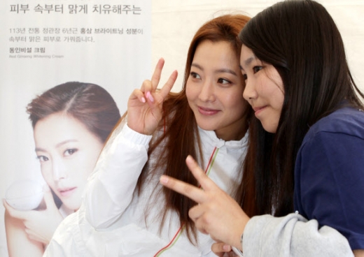 모델 김희선이 15일 오전 서울 송파구 방이동 올림픽공원 평화의 광장에서 한국인삼공사 주최로 열린 ‘제6회 정관장 심나는 건강한 걸음’ 행사에서 팬사인회를 하고 있다.