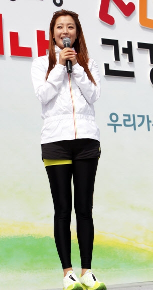 15일 오전 서울 송파구 방이동 올림픽공원 평화의 광장에서 한국인삼공사 주최로 열린 ‘제6회 정관장 심나는 건강한 걸음’ 행사에서 동인비 모델 김희선이 인사말하고 있다.