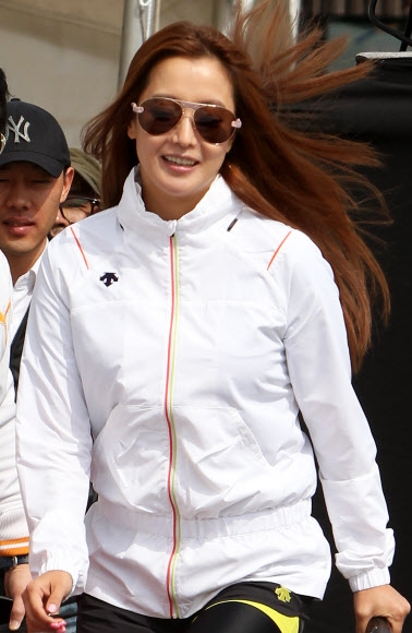 15일 오전 서울 송파구 방이동 올림픽공원 평화의 광장에서 한국인삼공사 주최로 열린 ‘제6회 정관장 심나는 건강한 걸음’ 행사에서 동인비 모델 김희선이 무대에 오르고 있다.