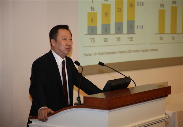박용만 두산그룹 회장이 14일(현지시간) 미국 하버드대 경영대학원에서 열린 ‘제21회 아시아 비즈니스 콘퍼런스’에서 두산의 성장 전략 등에 대해 강연하고 있다. 두산그룹 제공
