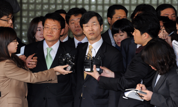 17일 열린 항소심에서 징역 1년의 실형을 선고받은 곽노현(가운데) 서울시 교육감이 판결 직후 서울 서초동 서울고등법원 앞에서 상고 의사를 밝히고 있다. 도준석기자 pado@seoul.co.kr