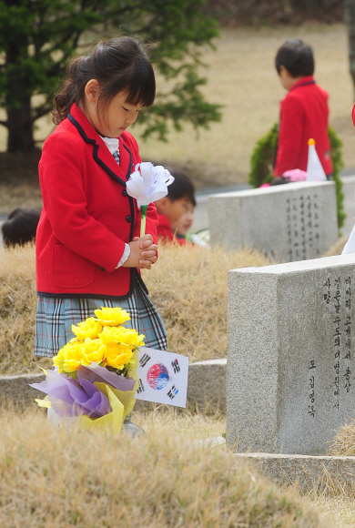 4·19묘역 참배  4·19혁명 52주년을 하루 앞둔 18일 서울 수유리 국립 4·19민주묘지를 찾은 인근 어린이집의 한 어린이가 고개 숙여 묵념하고 있다.  안주영기자 jya@seoul.co.kr 