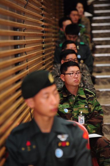 지난해 군 장병 자살자가 97명으로 전년보다 크게 늘어난 가운데, 군 장병들이 20일 서울 용산 국방부 대강당에서 열린 ‘자살예방’ 세미나에 참석해 진지한 표정으로 강의를 경청하고 있다.  손형준기자 boltagoo@seoul.co.kr