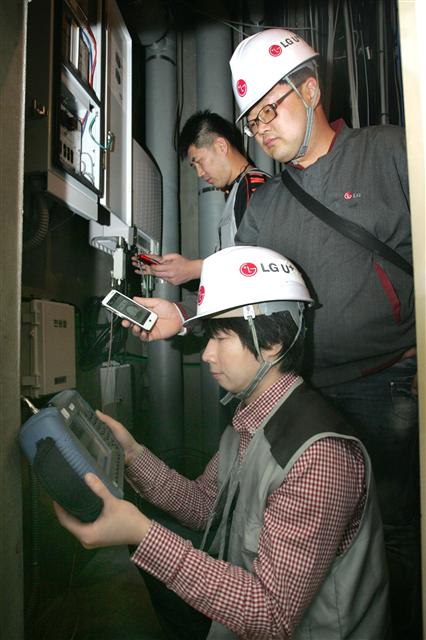 23일 LG유플러스 직원들이 서울 중구의 한 빌딩에서 LTE 중계기를 설치하고 있다.  LG유플러스 제공