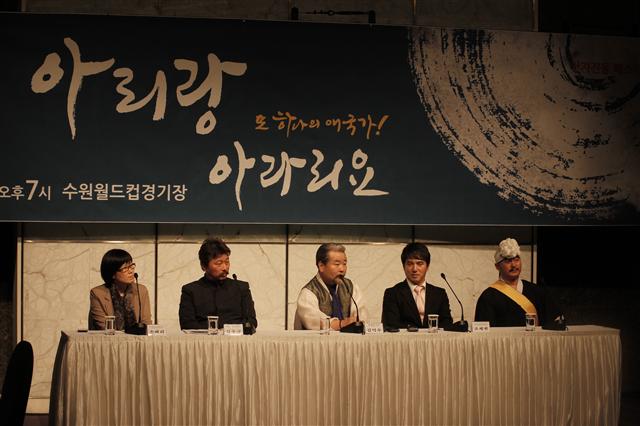 지난 24일 서울 프라자호텔에서 열린 ‘천지진동-아리랑 아라리요’ 설명회에서 김덕수(왼쪽에서 세 번째) 한예종 교수가 행사를 소개하고 있다.  경기도문화의전당 제공