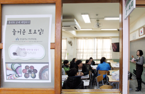 주5일 수업제와 관련해 토요프로그램에 참여하는 학생들이 늘고 있다. 서울 강동구 천호동 천일중 학생들은 평소 관심을 가졌던 분야에 대한 특별 수업에 참여하기도 하는 등 다양한 프로그램에 참여하고 있다.