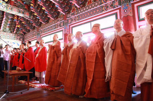 불교계의 기대를 모았던 ‘부처님오신날’ 첫 남북 공동봉축법회가 결국 무산됐다. 사진은 지난해 9월 남북 불교 대표들이 묘향산 보현사에서 합동법회를 갖고 있는 모습.  불교닷컴 제공