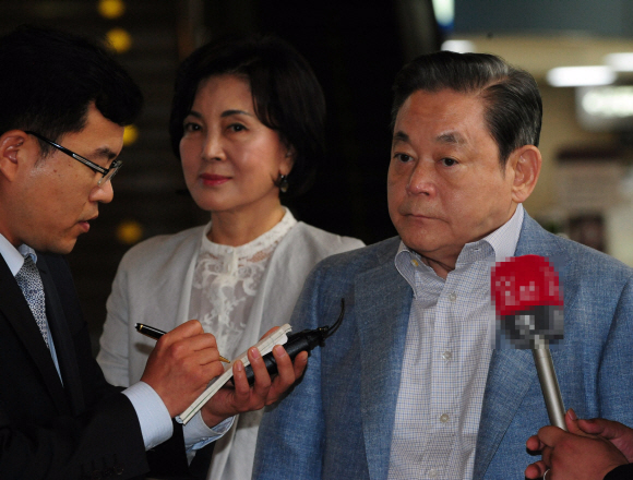 이건희(오른쪽) 삼성전자 회장이 2일 부인 홍라희씨와 함께 유럽순방을 위해 김포공항에서 굳은 표정으로 취재진의 질문을 듣고 있다. 파이낸셜뉴스 제공