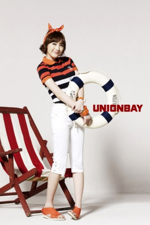 그룹 카라의 강지영이 캐주얼 유니온베이(UNIONBAY) 여름 광고를 통해 톡톡 튀는 패션 센스를 선보였다.