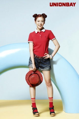 그룹 카라의 한승연이 캐주얼 유니온베이(UNIONBAY) 여름 광고를 통해 톡톡 튀는 패션 센스를 선보였다.