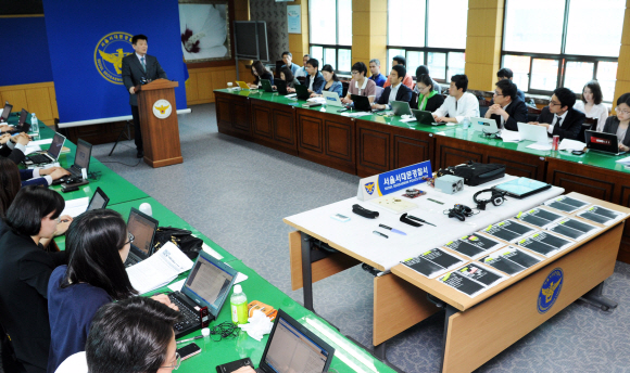 경찰이 3일 서울 서대문구 창천동에서 일어난 대학생 살인사건과 관련, 피의자들 사이에 주고받은 카카오톡의 대화 내용을 캡처한 사진과 흉기 등 증거품을 공개한 가운데 브리핑을 하고 있다. 뉴스1