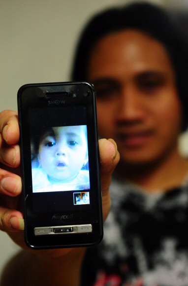 휴대전화 바탕화면에 깔려 있는 본국(인도네시아) 아기 사진을 보여 주는 아궁의 환한 미소는 천생 아빠의 모습이다.