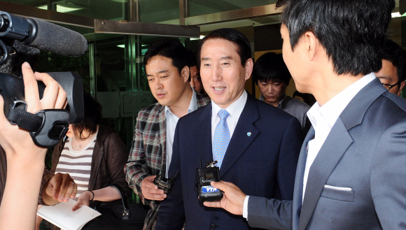 학교폭력 예방 특강을 위해 4일 오전 서울 광진구 건국대 사범대 부속고를 방문한 조현오 전 경찰청장이 노무현 전 대통령의 차명계좌를 검찰에서 진술할지 등에 대해 취재진의 질문을 받고 있다.  뉴시스 