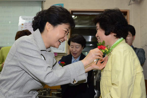 카네이션 ‘선물’  새누리당 박근혜(왼쪽) 비상대책위원장이 8일 어버이날을 맞아 서울 용산 노인종합복지관을 방문해 배식 봉사를 한 뒤 노인들에게 카네이션을 달아 주고 있다. 류재림기자 jawoolim@seoul.co.kr