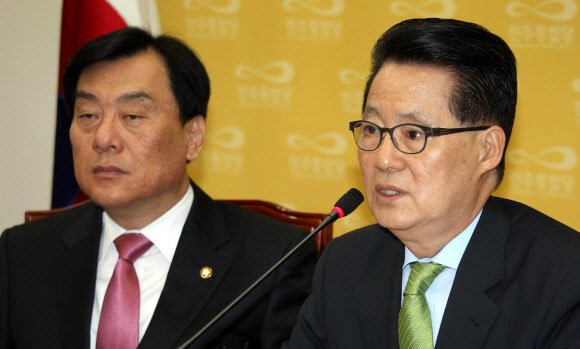 박지원(오른쪽) 민주통합당 비상대책위원장이 지난 8일 국회에서 열린 원내대책회의에서 모두발언을 하고 있다.  김명국기자 daunso@seoul.co.kr