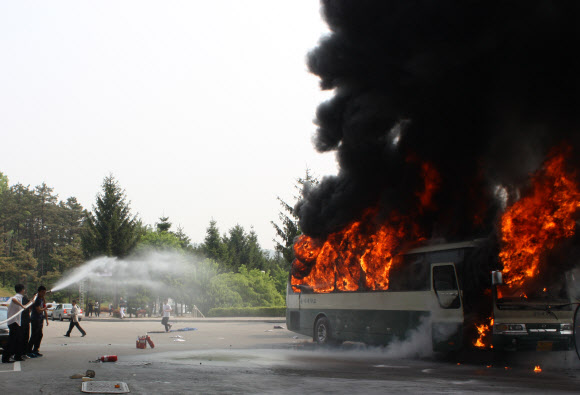 10일 충남 연기 홍익대학교 세종캠퍼스에서 통학버스 폭발사고가 발생, 버스가 불타고 있다.  연기소방서 제공/연합뉴스