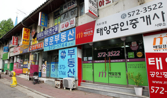 정부가 ‘주택거래 정상화 및 서민·중산층 주거안정 지원방안’을 발표한 10일 오후 서울 강남구 개포동 일대의 부동산 중개업소는 여전히 한산한 모습을 보였다. 연합뉴스