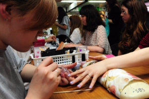 손톱위에 앉은 꽃향기