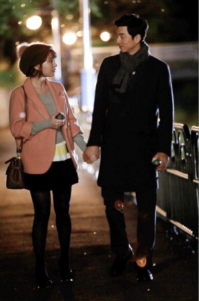 ‘5월의 눈내리는 밤’. <br>KBS2새 월화극 ‘빅’의 주인공 공유, 이민정의 첫 커플 사진이 공개됐다. 최근 진행된 촬영에서 두 사람은 겨울 밤 거리 데이트를 즐기는 다정한 연인으로 분했다.