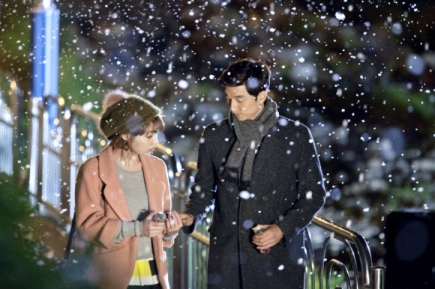 ‘5월의 눈내리는 밤’. <br>KBS2새 월화극 ‘빅’의 주인공 공유, 이민정의 첫 커플 사진이 공개됐다. 최근 진행된 촬영에서 두 사람은 겨울 밤 거리 데이트를 즐기는 다정한 연인으로 분했다.