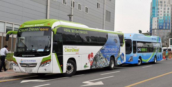개막을 하루 앞둔 여수세계박람회장에 11일 클린디젤·압축천연가스(CNG) 하이브리드 버스 등 친환경 차량이 들어서고 있다. 현대·기아자동차는 이번 행사에 수소연료전지차 등 총 51대의 친환경 차량을 제공한다.  도준석기자 pado@seoul.co.kr